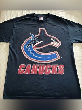 Vintage Vancouver Canucks Men's Navy Short Sleeve Graphic Tee